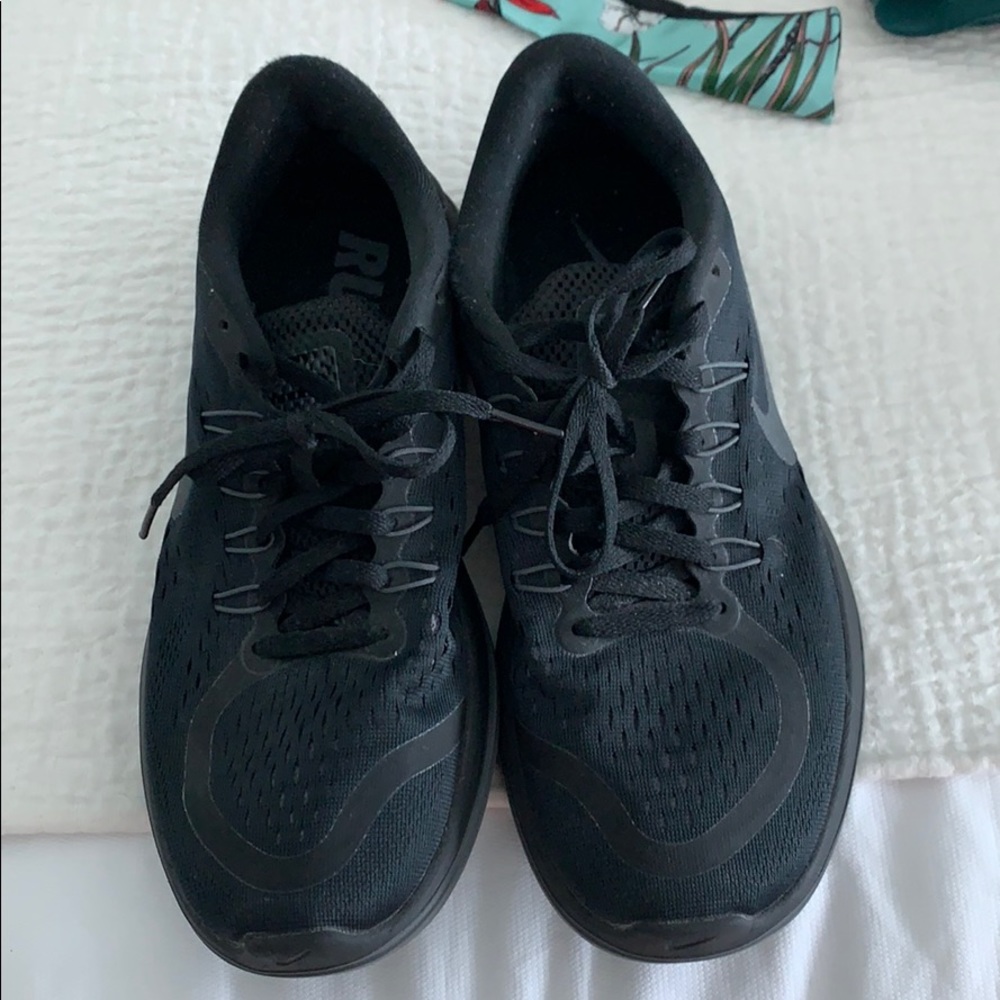 VERY GOOD CONDITION NIKE SHOES